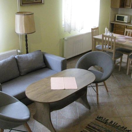 Modern Apartment In Carlsbad With Garden การ์โลวีวารี ภายนอก รูปภาพ